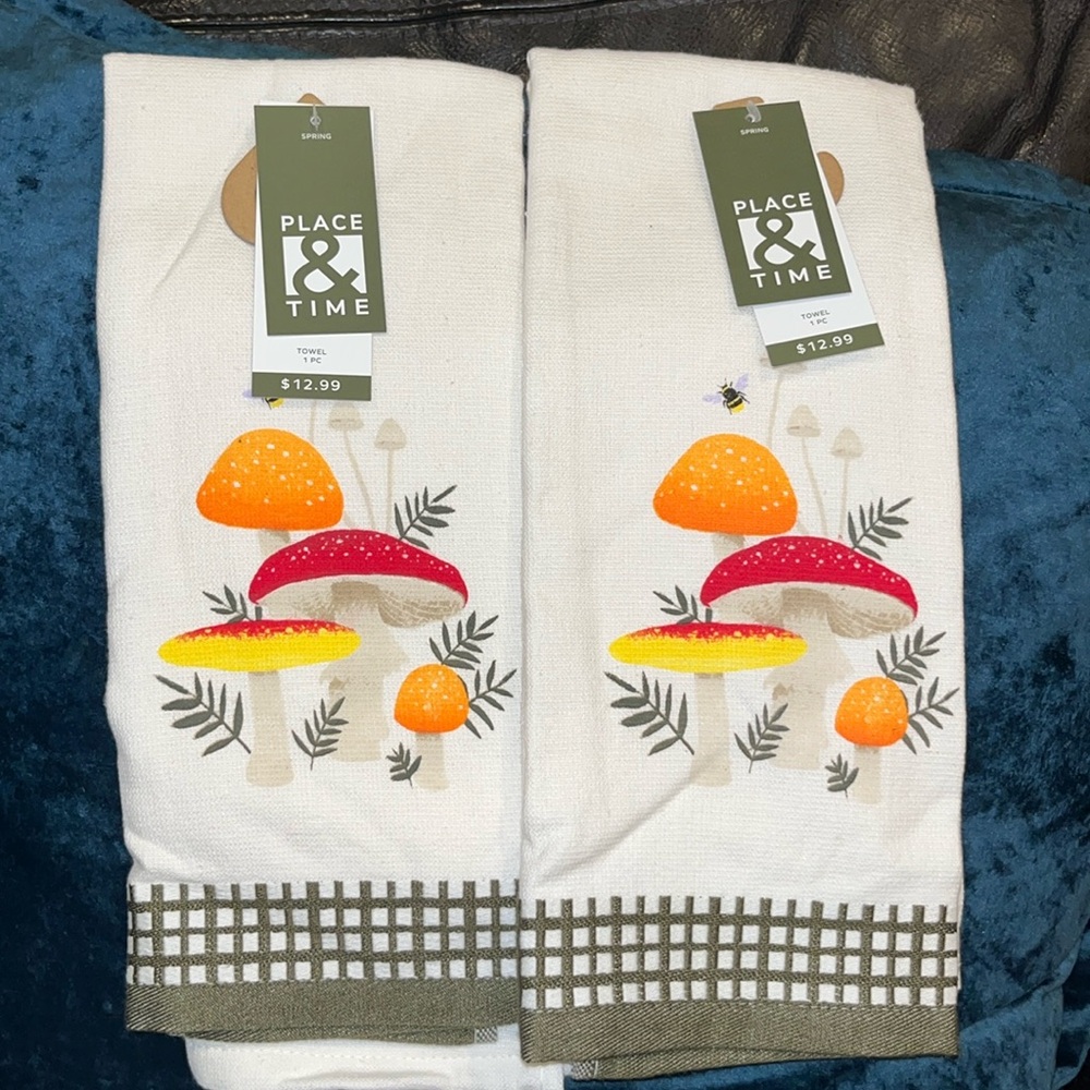 Set of 2 white kitchen towels with mushrooms